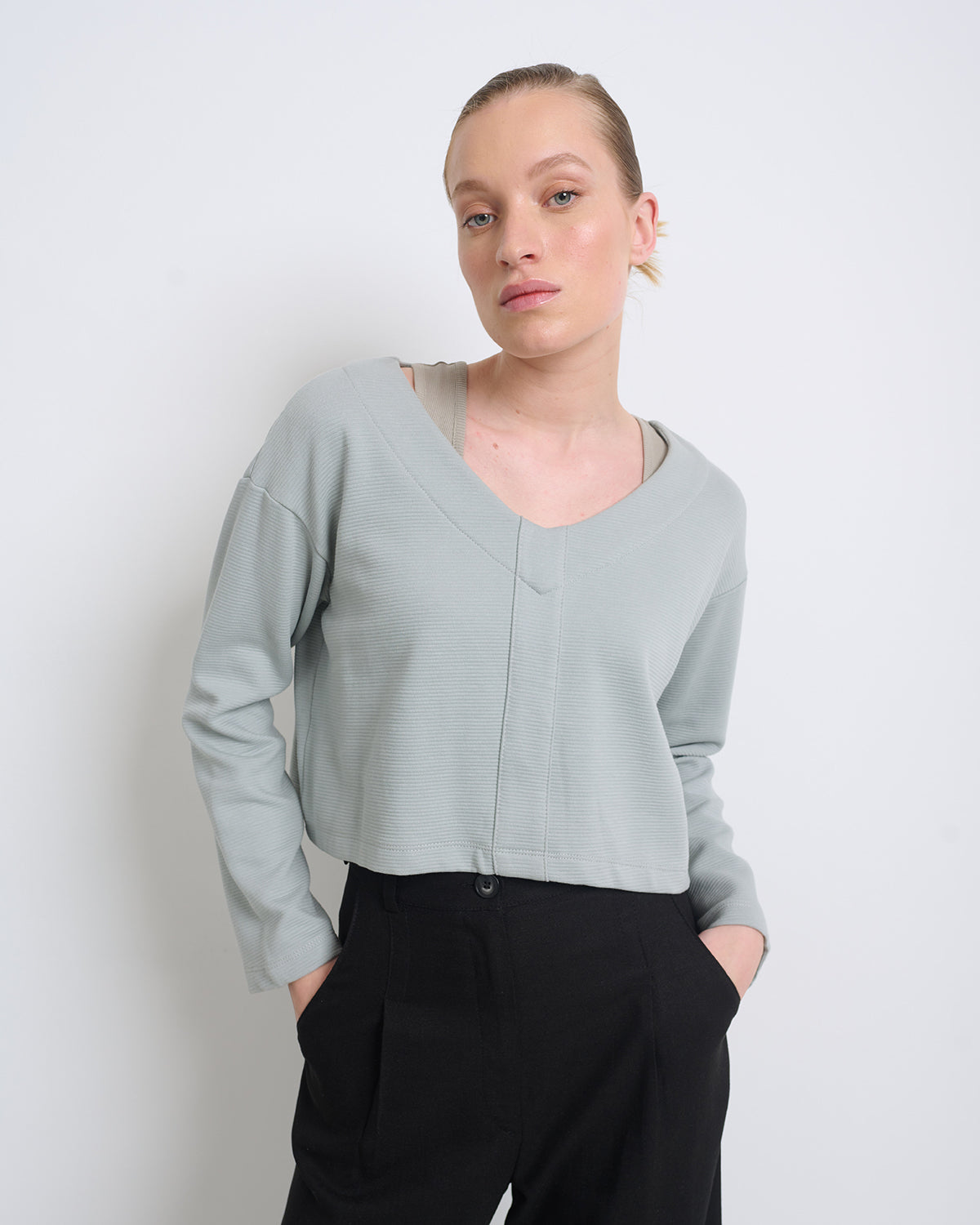 חולצת וי לואיזה אפור אייס