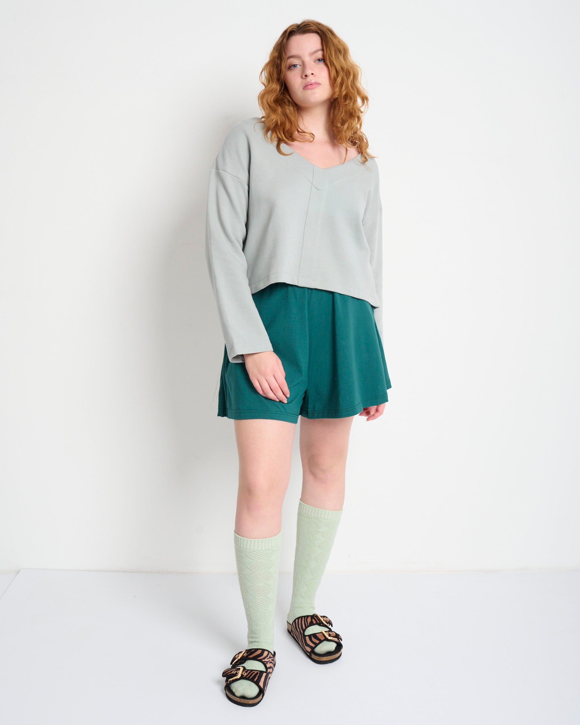 חולצת וי לואיזה אפור אייס