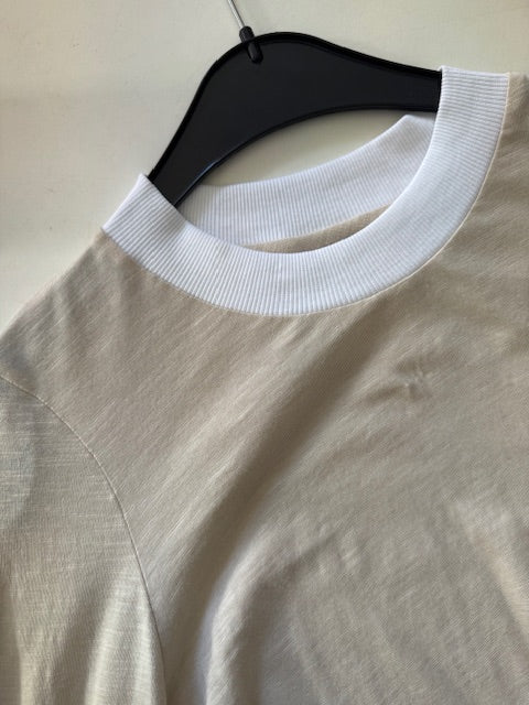 סאמפל טי בלייק קרם עם צווארון לבן